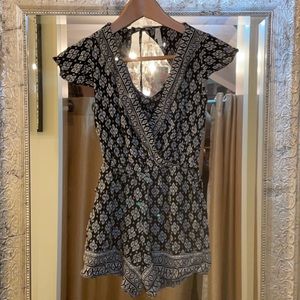 Mudd printed v neck Romper